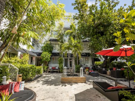 Metropole Hotel Patio View